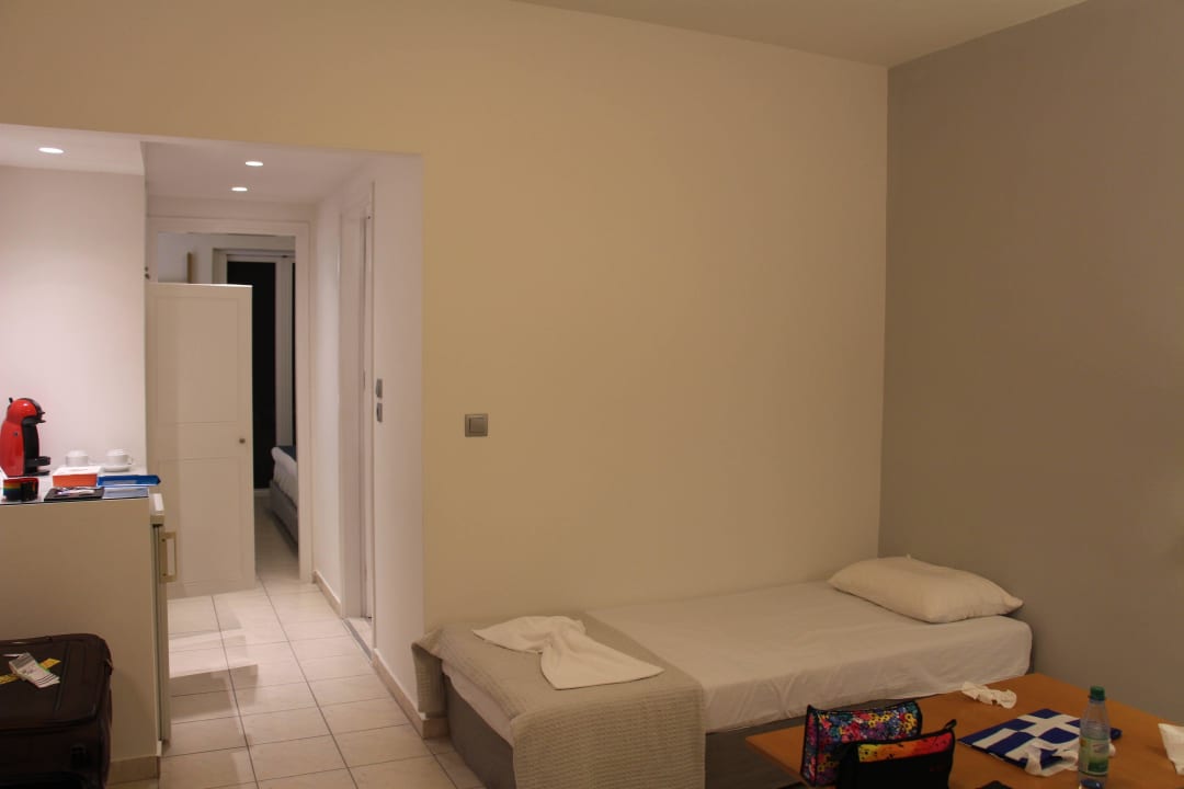 Das Zimmer vom Eingang aus gesehen Sentido More Meni Residence & Suites