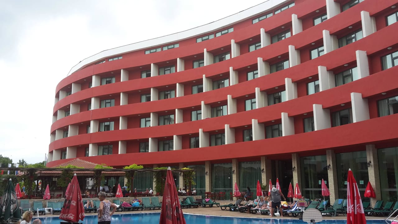 Hotelansicht und Poolanlage Hotel Mena Palace