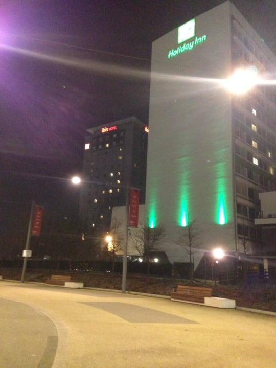 Ibis Hotel (links) direkt neben dem Holiday Inn Hotel ibis London Wembley