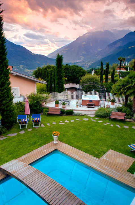Blick beim Abendessen auf der Terrasse Hotel Alpenhof