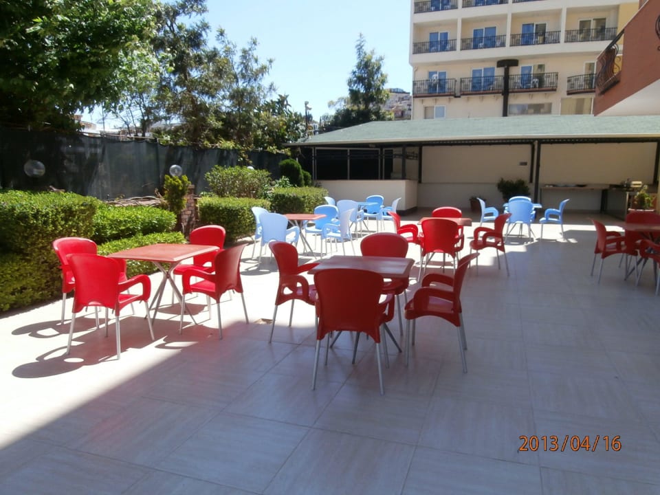Vor dem Spielplatz Sitzgelegenheiten Hotel Arabella World