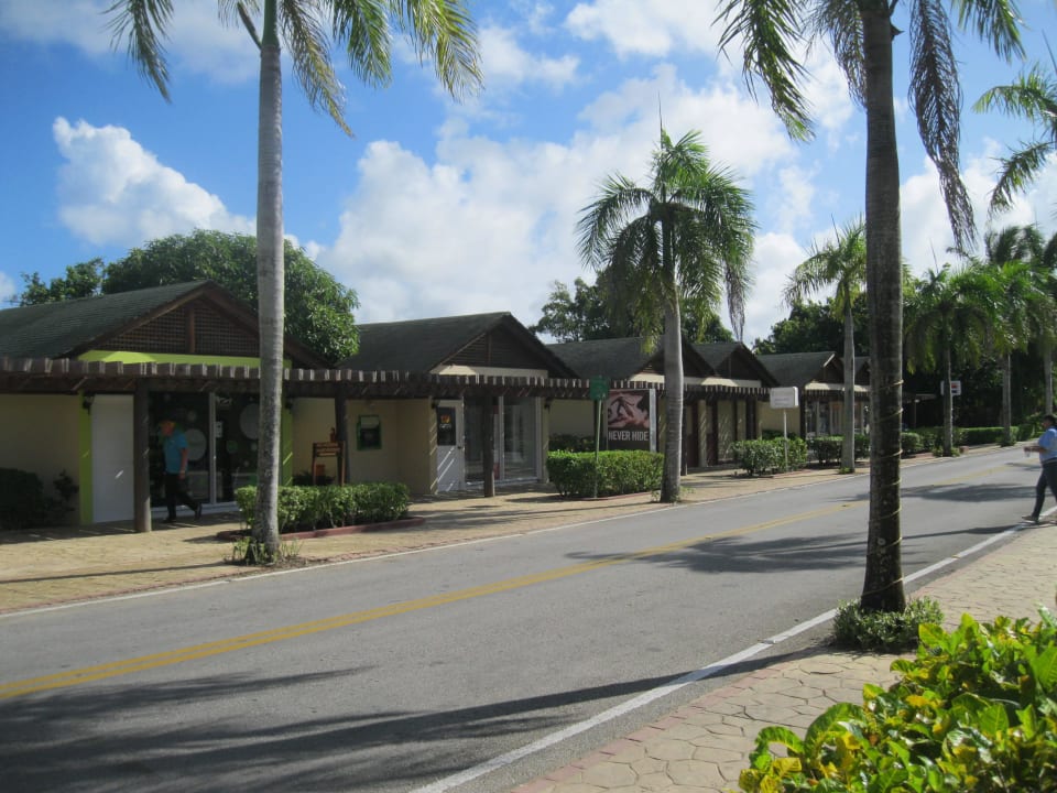 Einfahrt zum Hotel mit teuren Shops Grand Sirenis Punta Cana Resort & Aquagames