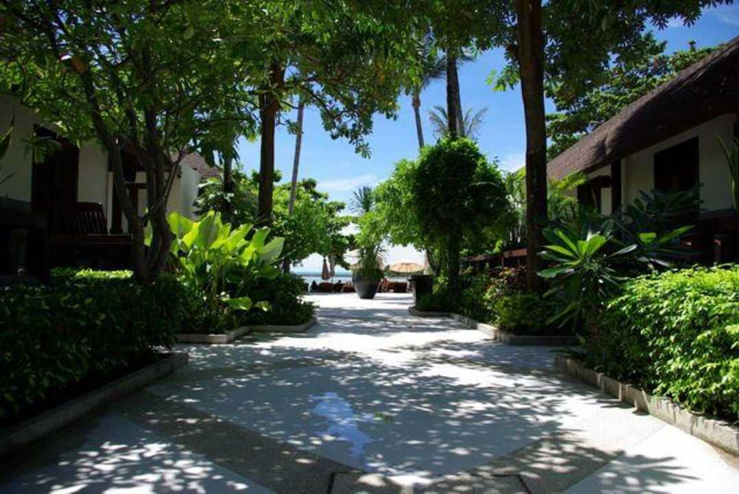 Von den Cabanas zum Strand  Iyara Beach Hotel