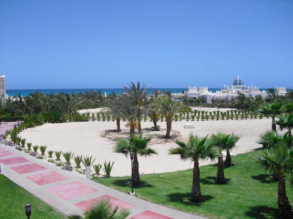 Blick auf Meer und Garten Hotel Riu Karamboa