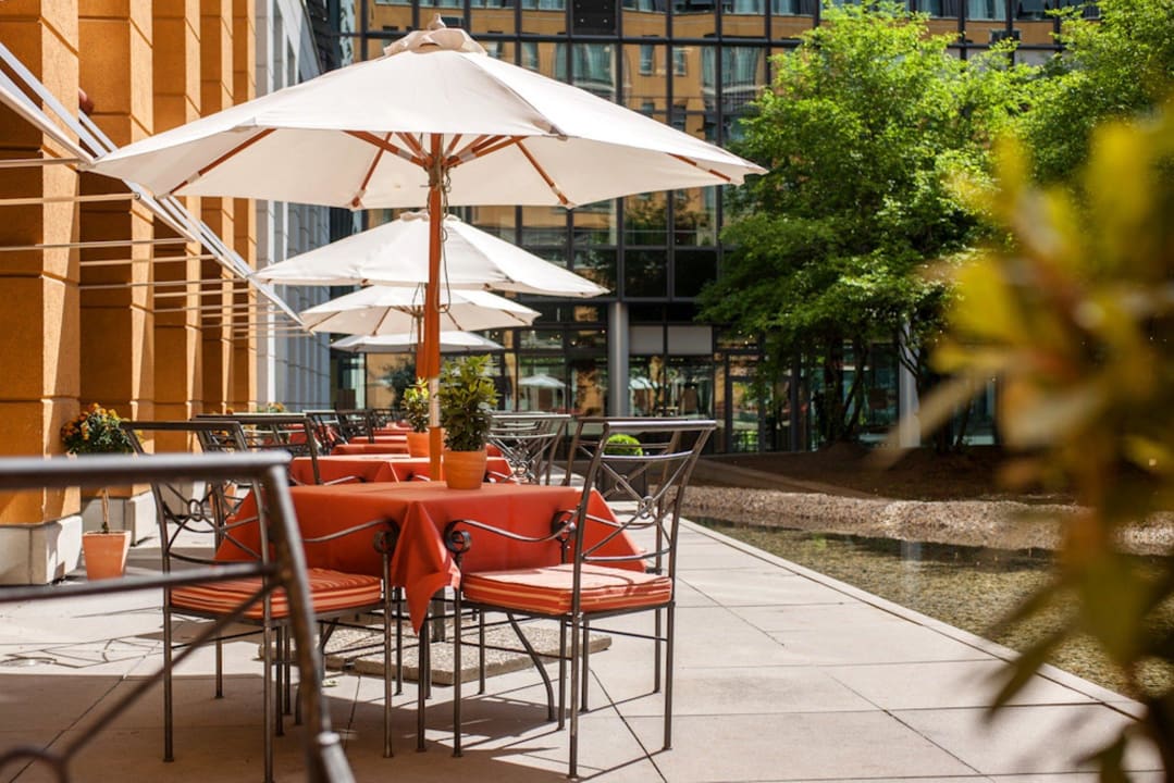 Sonnige Terrasse zum Frühstücken Hotel Elbflorenz Dresden