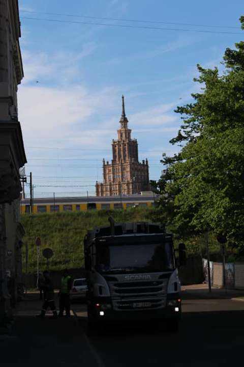Boczna ściana hotelu i widok na ulicę Mercure Hotel Riga Centre