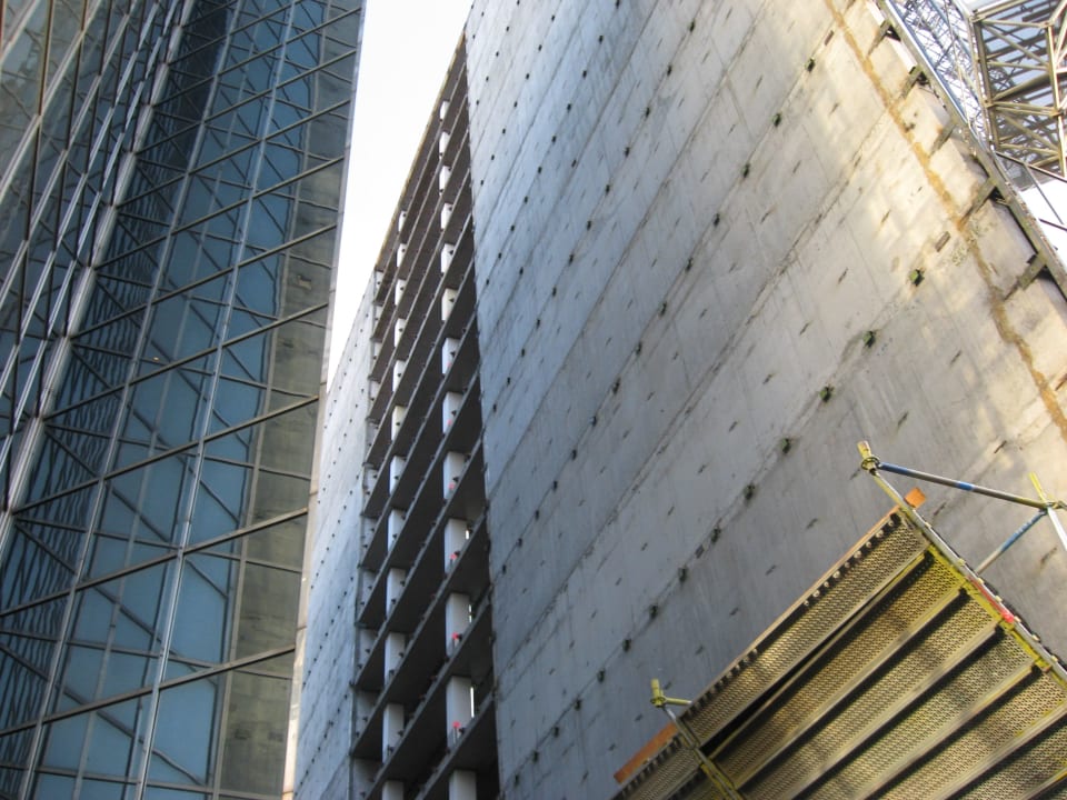 Verstecktes Hotel hinter Bauruine Mercure Antwerp City South