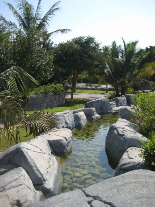 Schön gestaltete Anlage beim Pool Hotel Al Nahda Resort & Spa