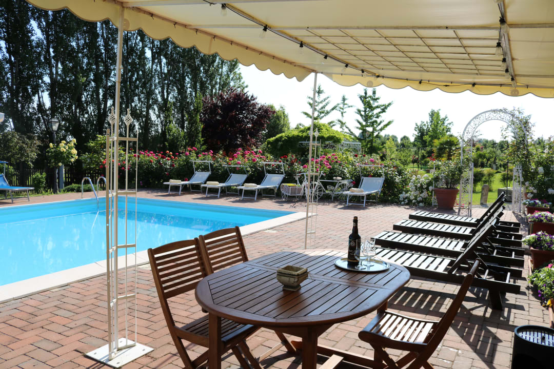 Pool Agriturismo Millefiori La Corte delle Rose