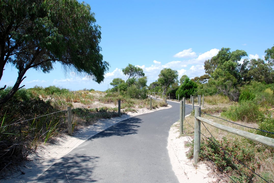 Weg zwischen Hotel und Strand The Sebel Busselton