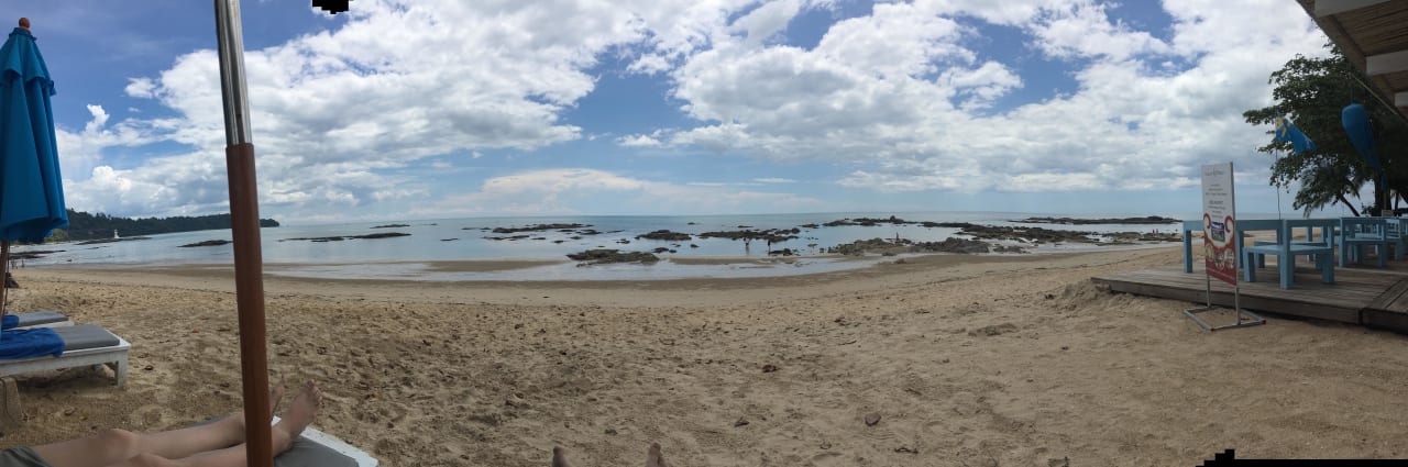 Blick auf den Strand von der Bar Ocean Breeze Resort