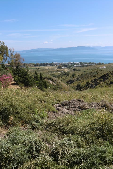 Blick vom Berg zum Hotel TUI BLUE Oceanis Beach and Spa Resort