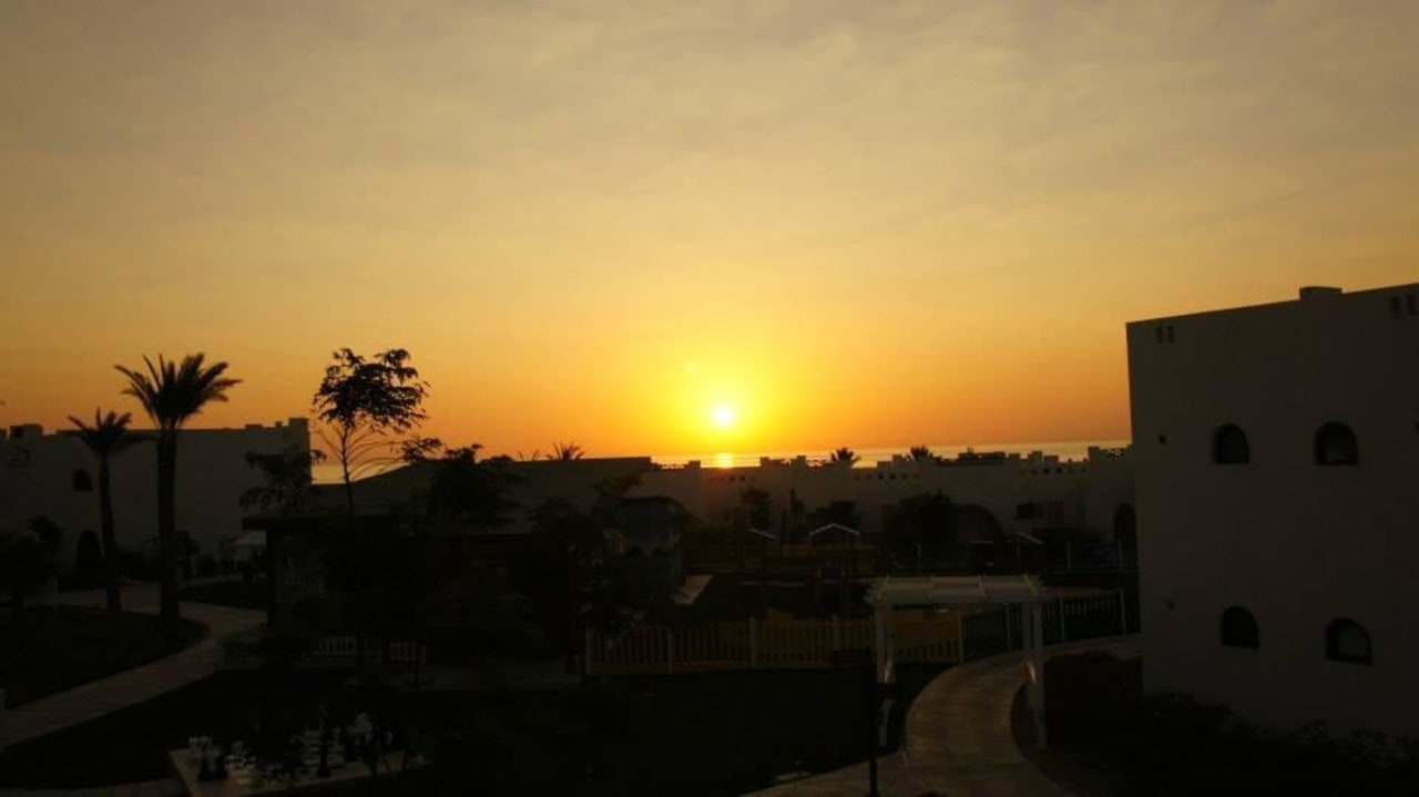Wschód słońca nad hotelem Hilton Marsa Alam Nubian Resort