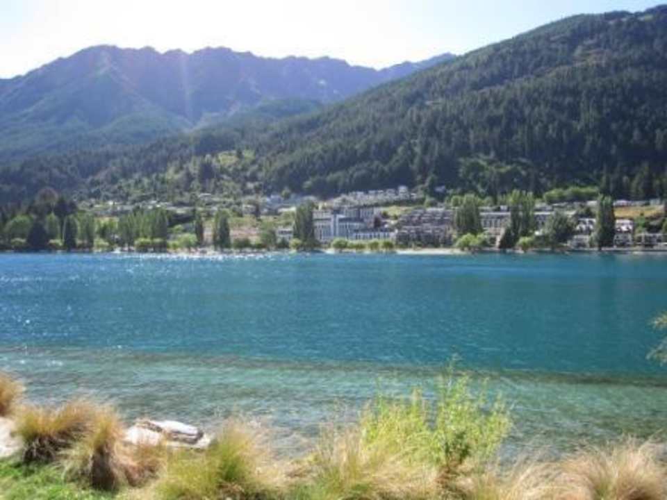 Blick auf Hotel von gegenüberliegender Seeseite Hotel Rydges Queenstown