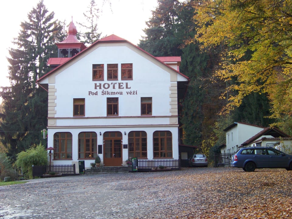 Hotel von der Auffahrt her Hotel pod Šikmou Věží