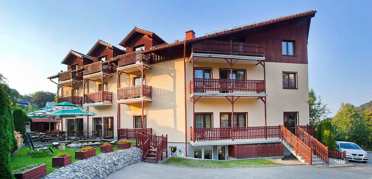 Budynek od strony parkingu Pensjonat Śnieżka SPA