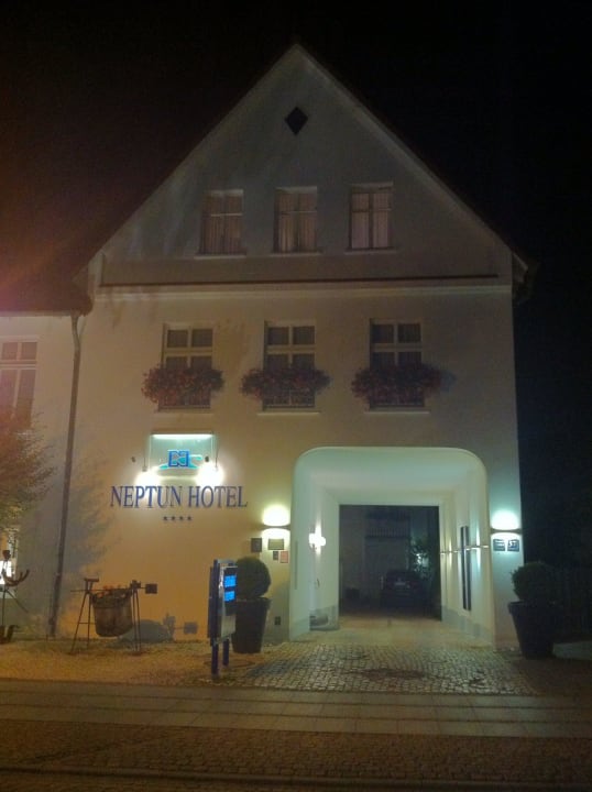 Hoteleingang bei Nacht Neptun Hotel Kühlungsborn