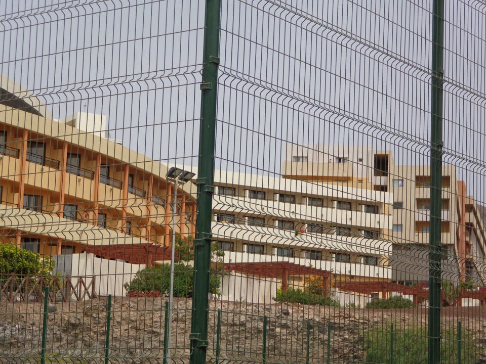 Blick auf das Resort vom Tennisplatz her Iberostar Waves Playa Gaviotas