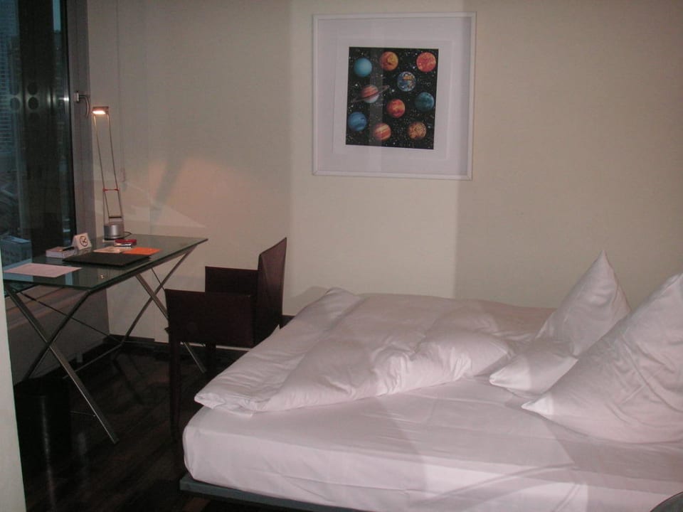 Bett und Schreibtisch INNSIDE by Meliá Frankfurt Eurotheum