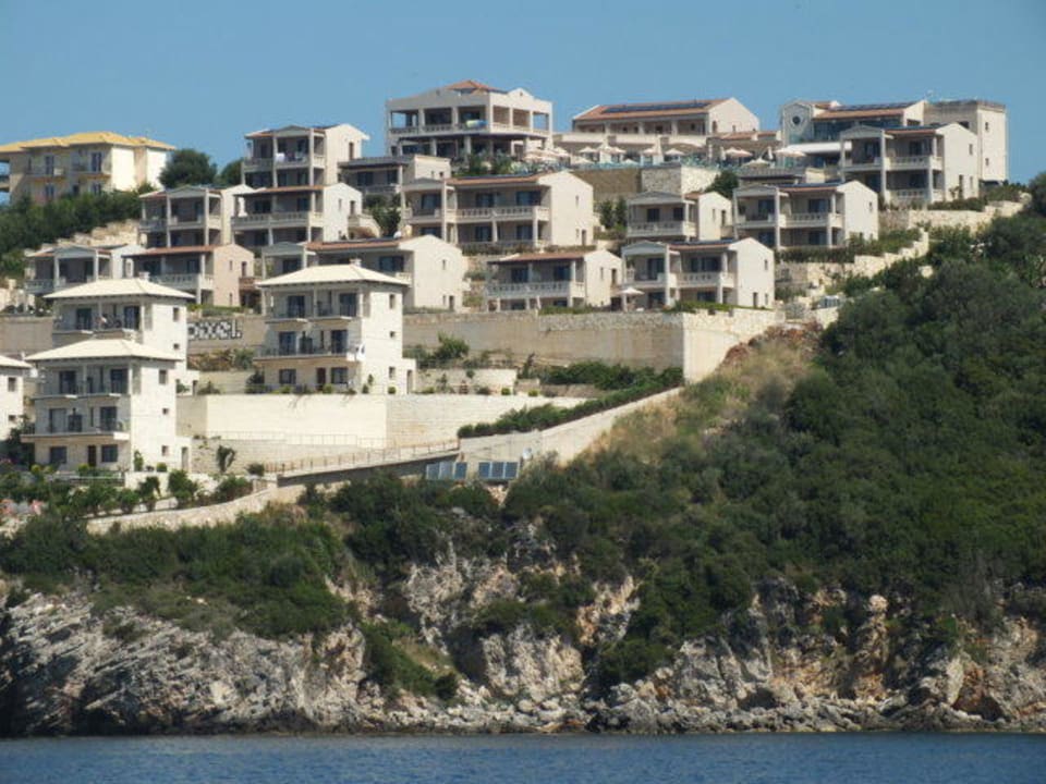 Die Bungalows - vom Meer aus Sivota Diamond Spa Resort