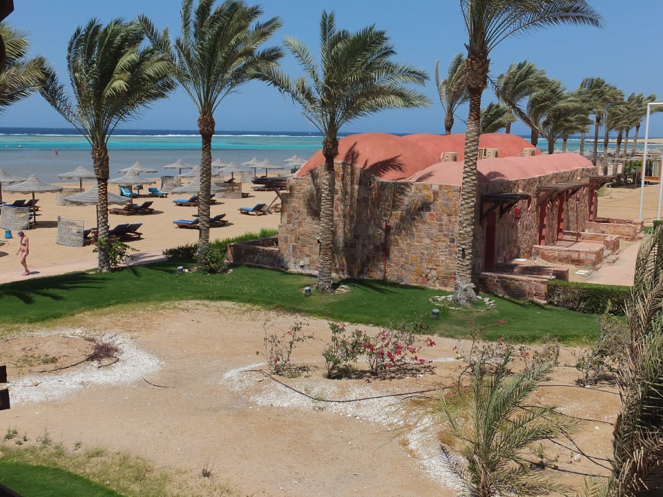 Ausblick auf Strand und Bungalows  Swisstouch Oriental Resort Marsa Alam