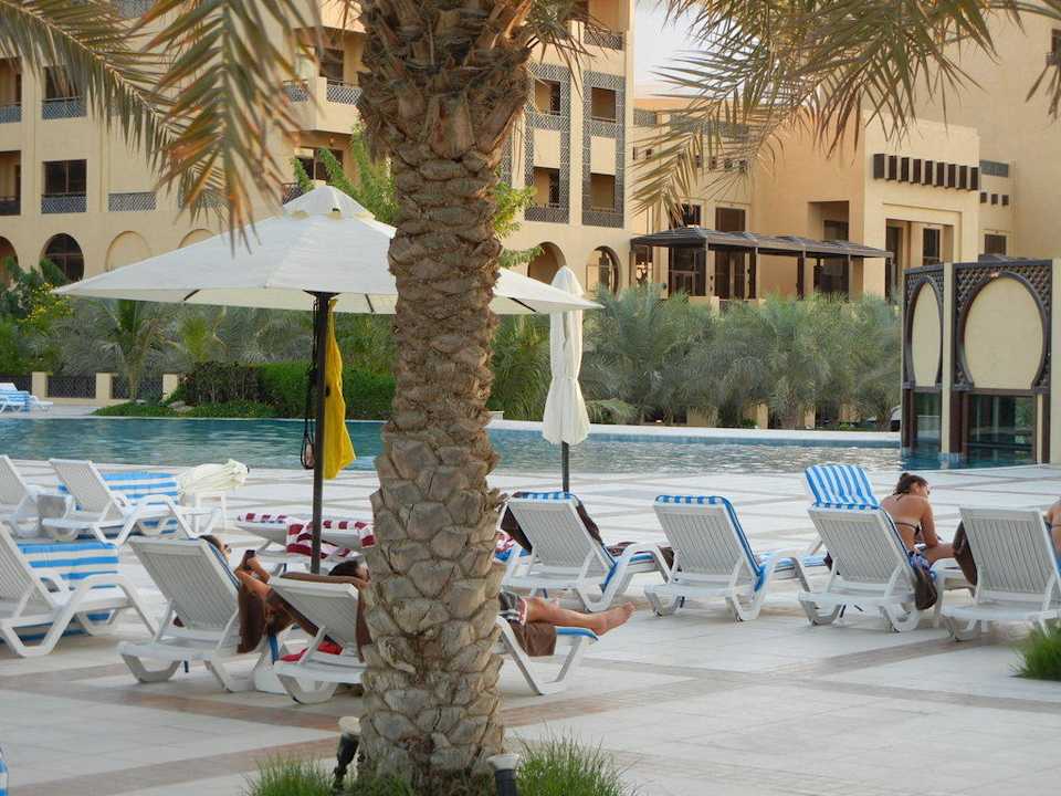 Pool und Liegebereich Hilton Garden Inn Ras Al Khaimah