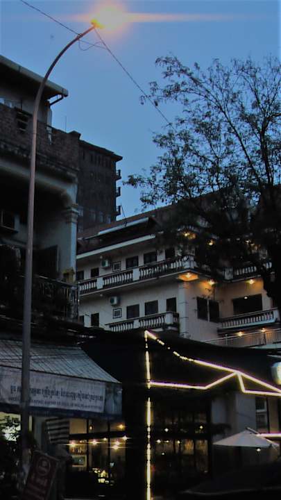 Beleuchtet sind sehr viele Hotele und Restauarnts  G Eleven Hotel