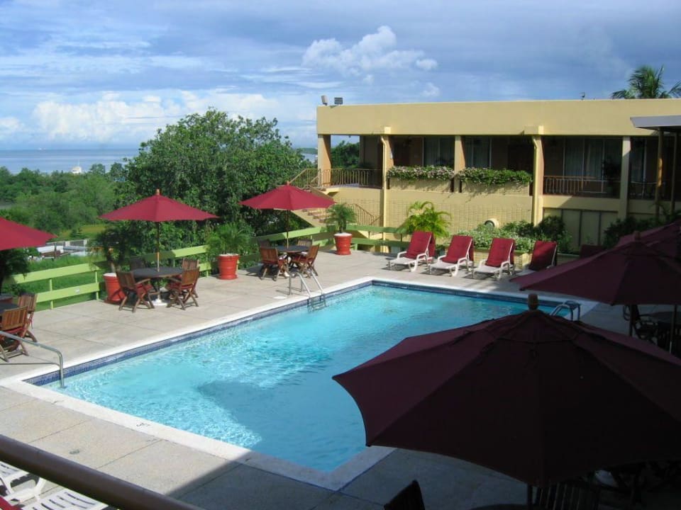 Die kleine Poolanlage Hotel Cara Suites - Pointe a Pierre