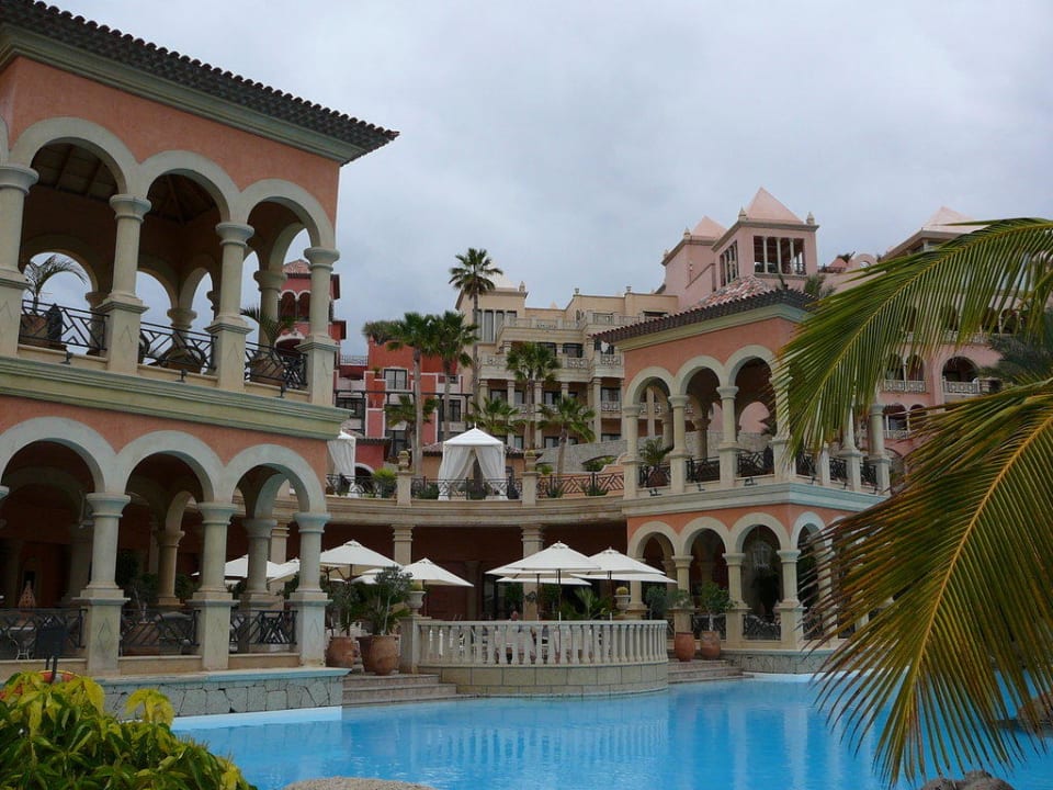 Pool mit Teil vom Hotel JOIA El Mirador by Iberostar