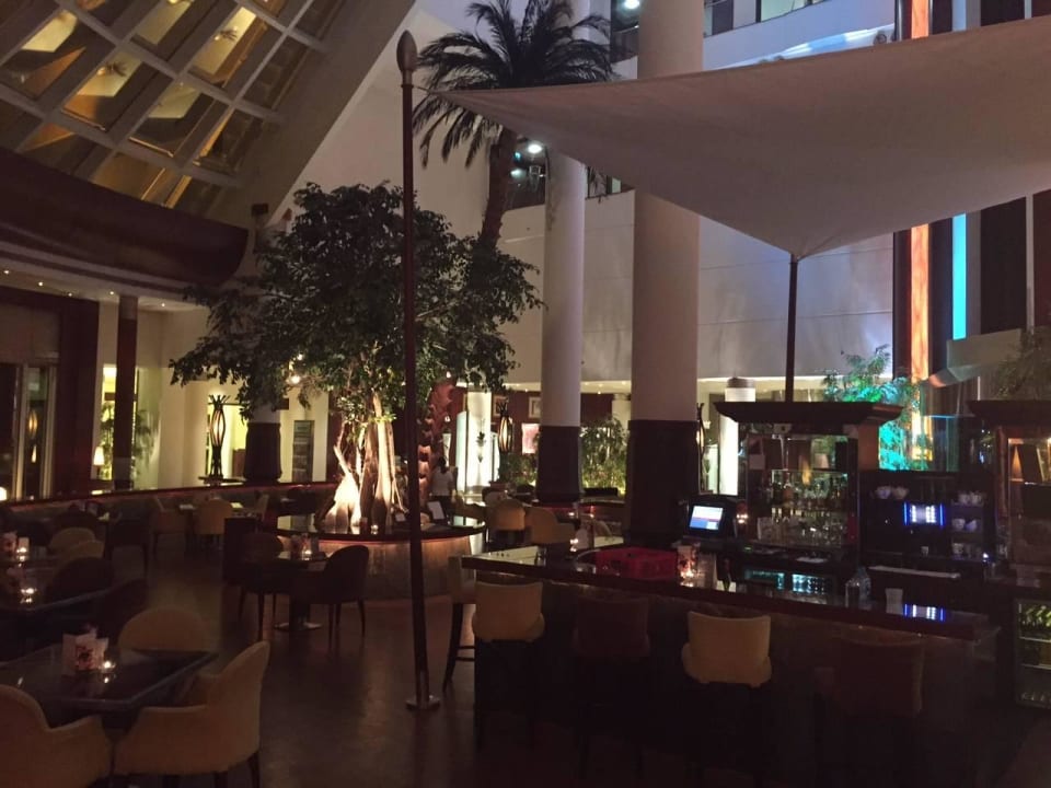 Schön gestaltete Lobby Hotel Mövenpick Bahrain