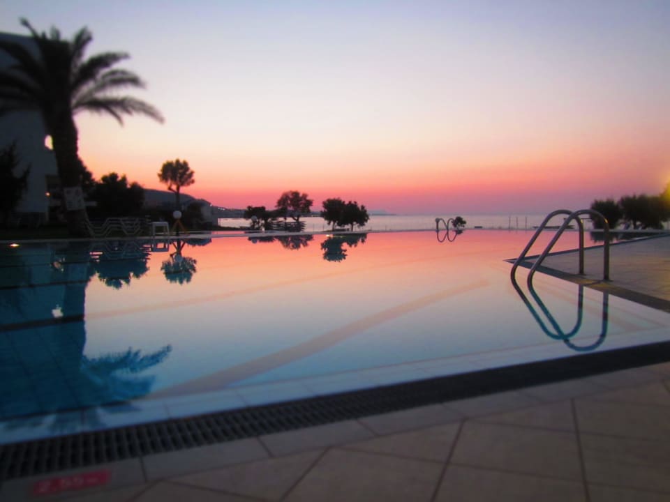 Pool und Sonnenuntergang Hotel Ariadne Beach
