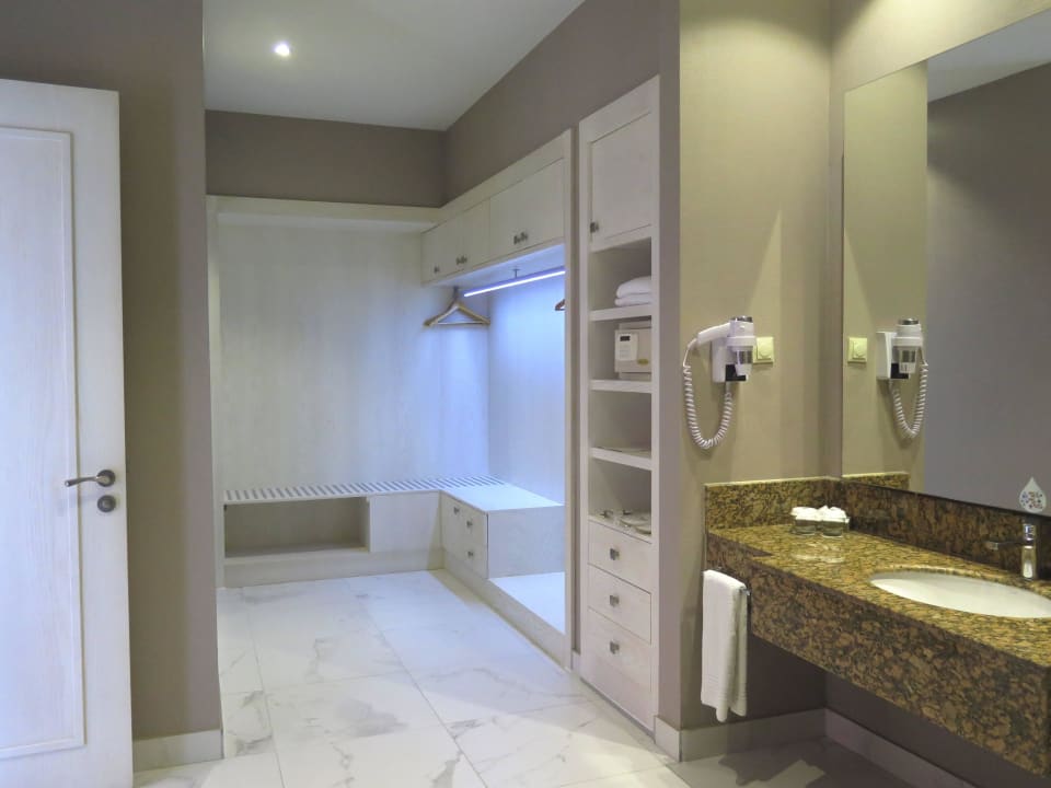 Bad mit begehb. Kleiderschrank Royal Taj Mahal Hotel