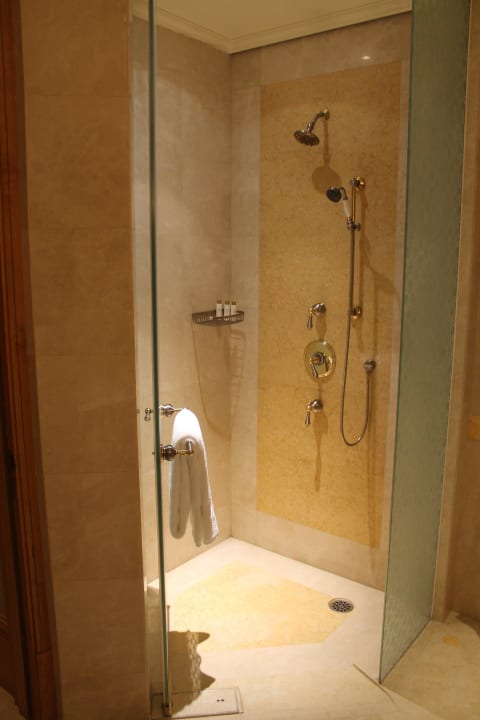 Bad linke Seite Emirates Palace Mandarin Oriental