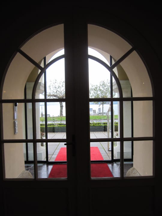 Eingang Falkensteiner Schlosshotel Velden