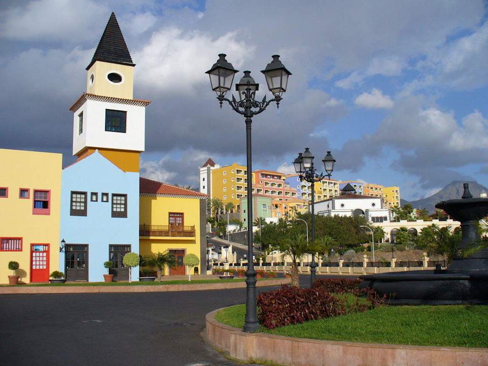 Eingangsbereich und Blick auf das Partnerhotel Bahia Principe Sunlight Costa Adeje