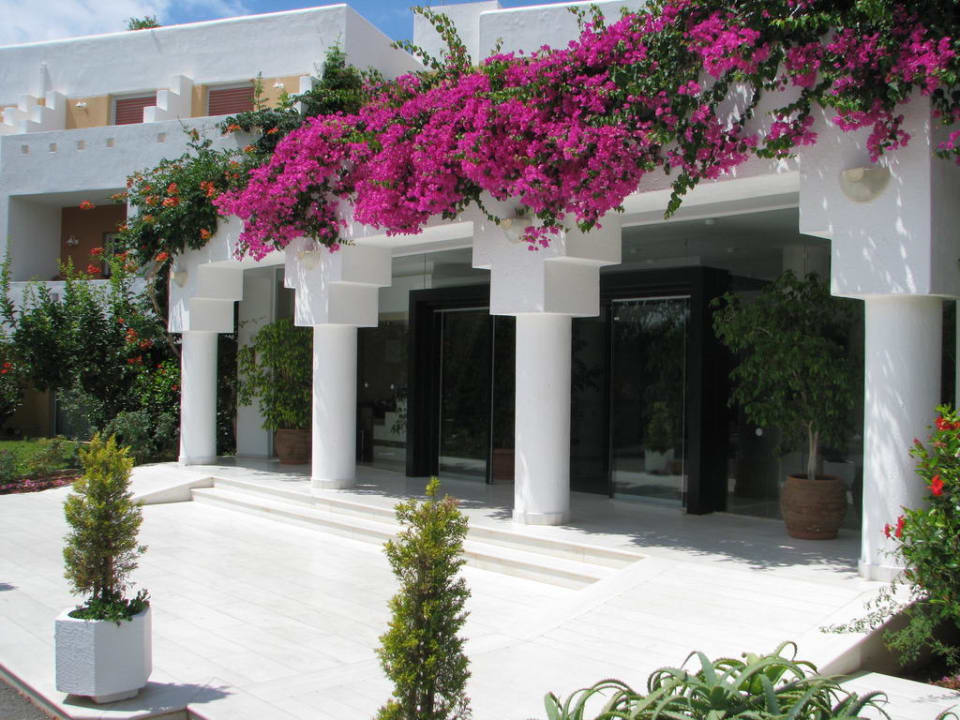 Der Hotel Eingang Anissa Beach & Village