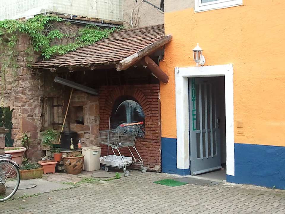 Eingang bei Tag über den Hinterhof Hotel Maurer