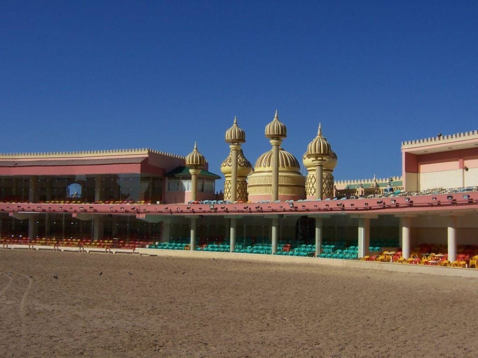 Tribüne in der Showarena Pickalbatros Alf Leila Wa Leila Resort - Neverland Hurghada