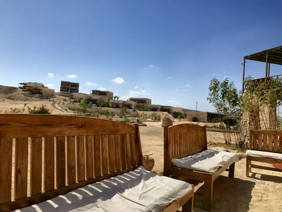 Blick von der Tauchbasis auf die hinteren Zimmer The Oasis Dive Resort