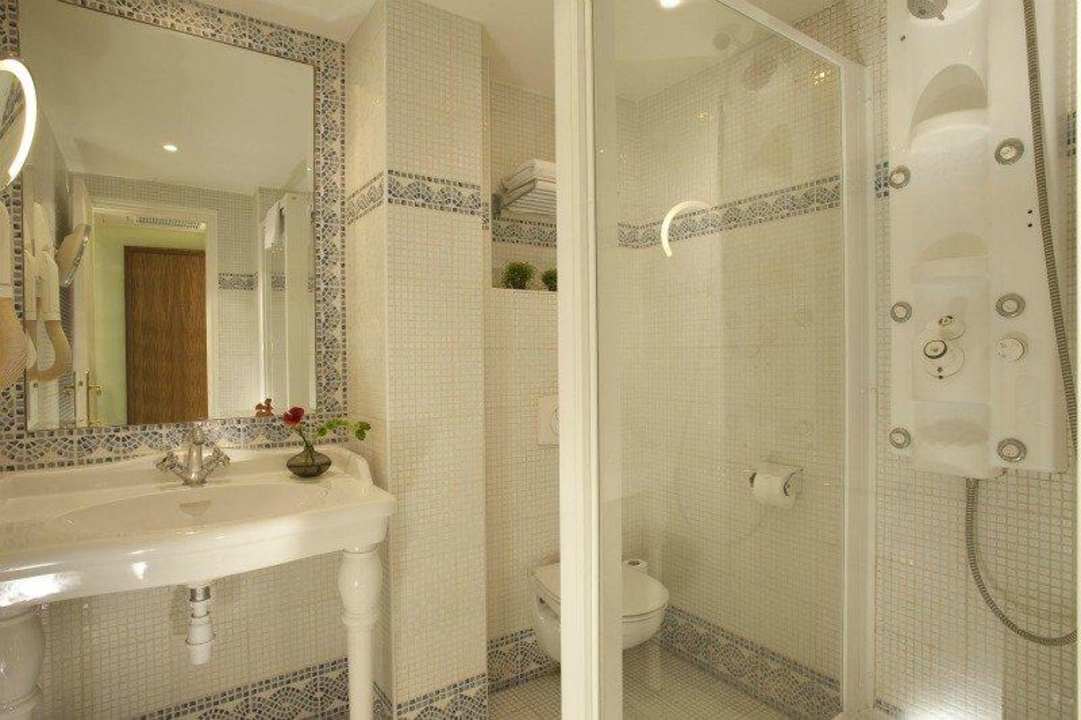 Classic bathroom with hydro massage shower Hotel Kleber Champs Elysees Tour Eiffel Paris