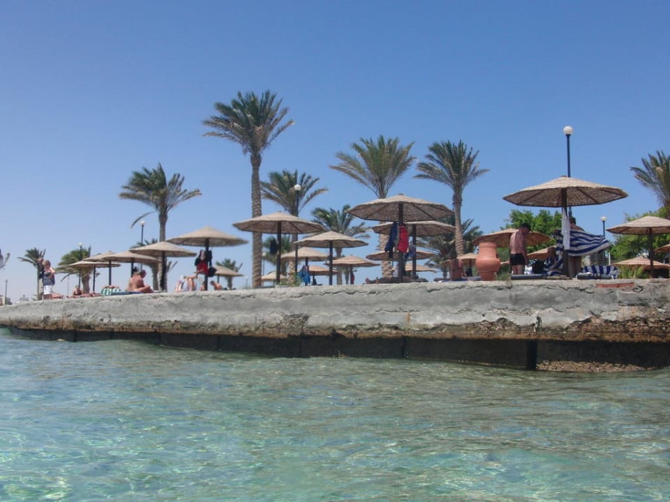 Vom Meer auf die Promenade Arabia Azur Resort