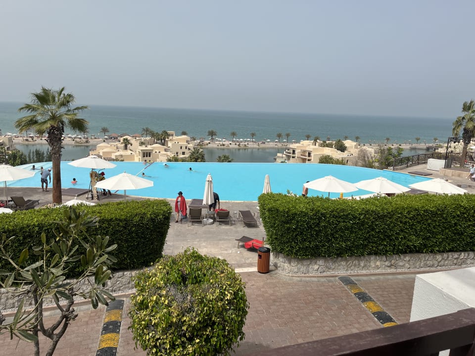 Pool The Cove Rotana Resort