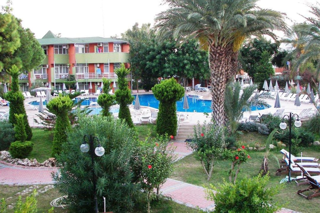 Pool vor Block D Lonicera Resort & Spa Hotel
