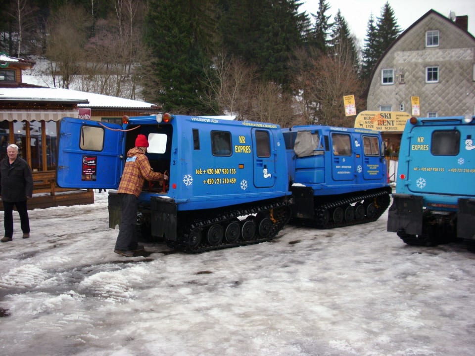 Snowmobil rauf auf den Berg Orea Resort Horal