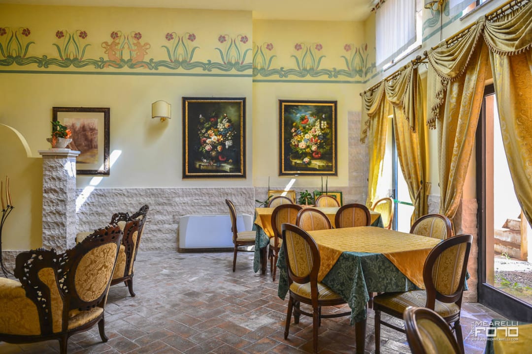 Sala lettura Hotel Saturno Fonte Pura