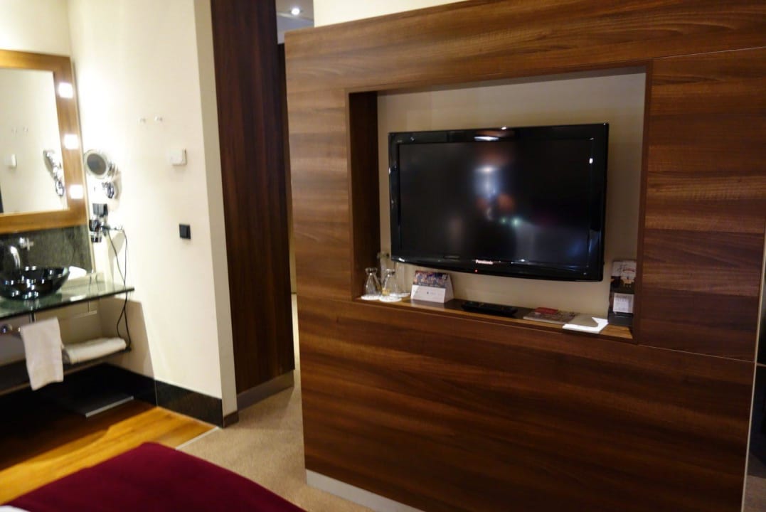 Fernseher im Schlaf-Duschraum  Flemings Selection Hotel Wien-City