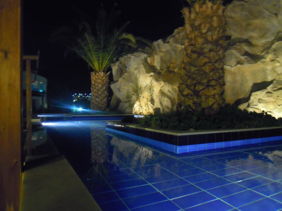 Zagospodarowanie terenu hotelu nocą Hotel Kinetta Beach