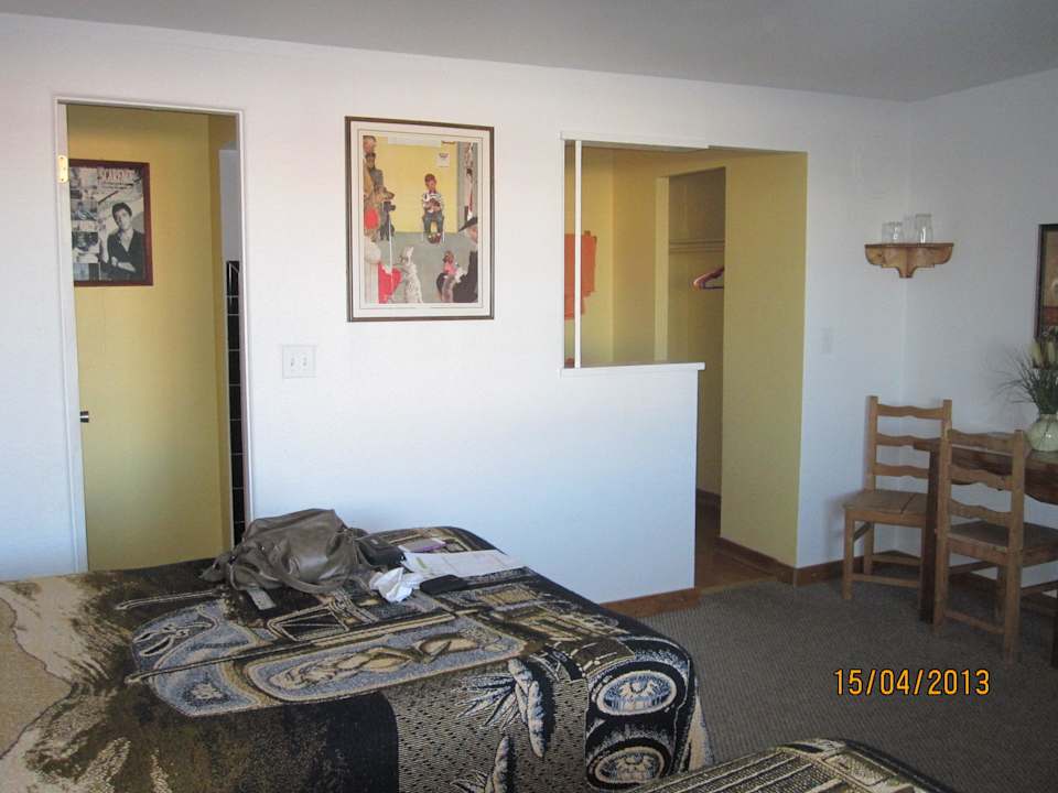 Links das Klo, rechts Waschbecken und Garderobe Hotel Globetrotter Lodge