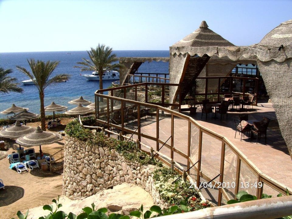 Eines der Themenrestaurants mit Blick auf das Meer Island View Resort