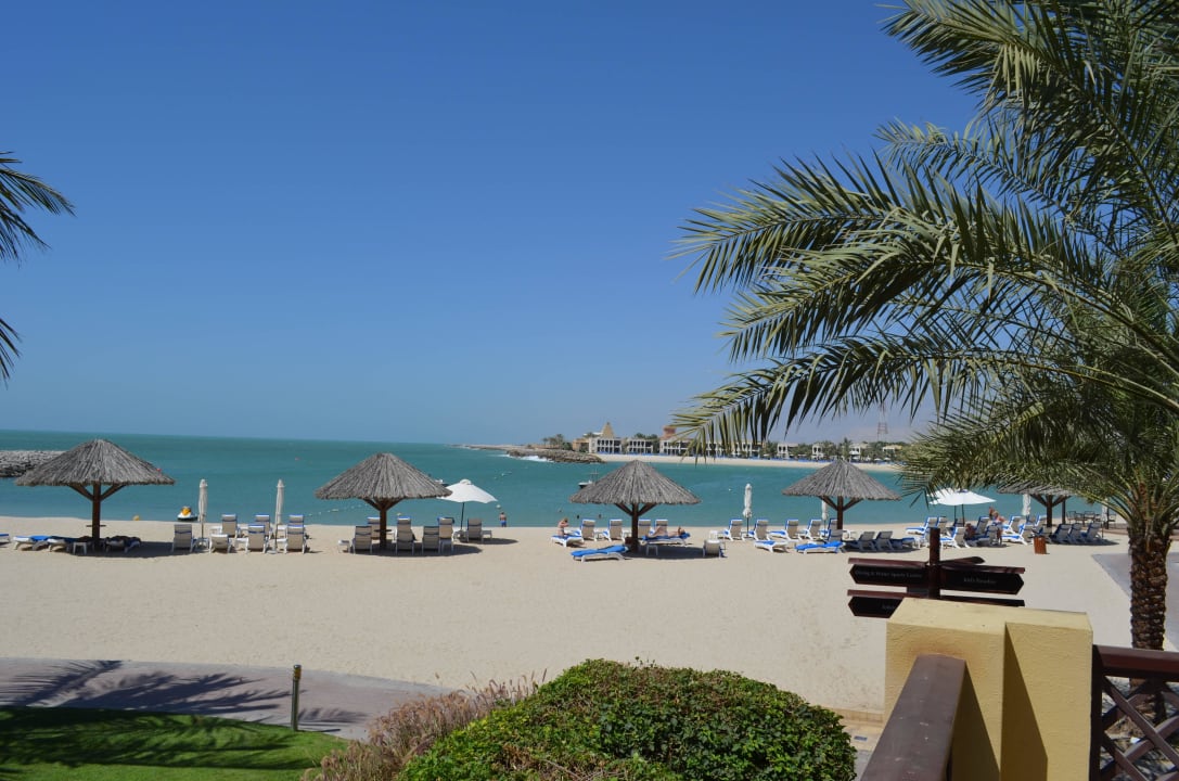 Blick vom Pool zum Strand Rixos Al Mairid Ras Al Khaimah